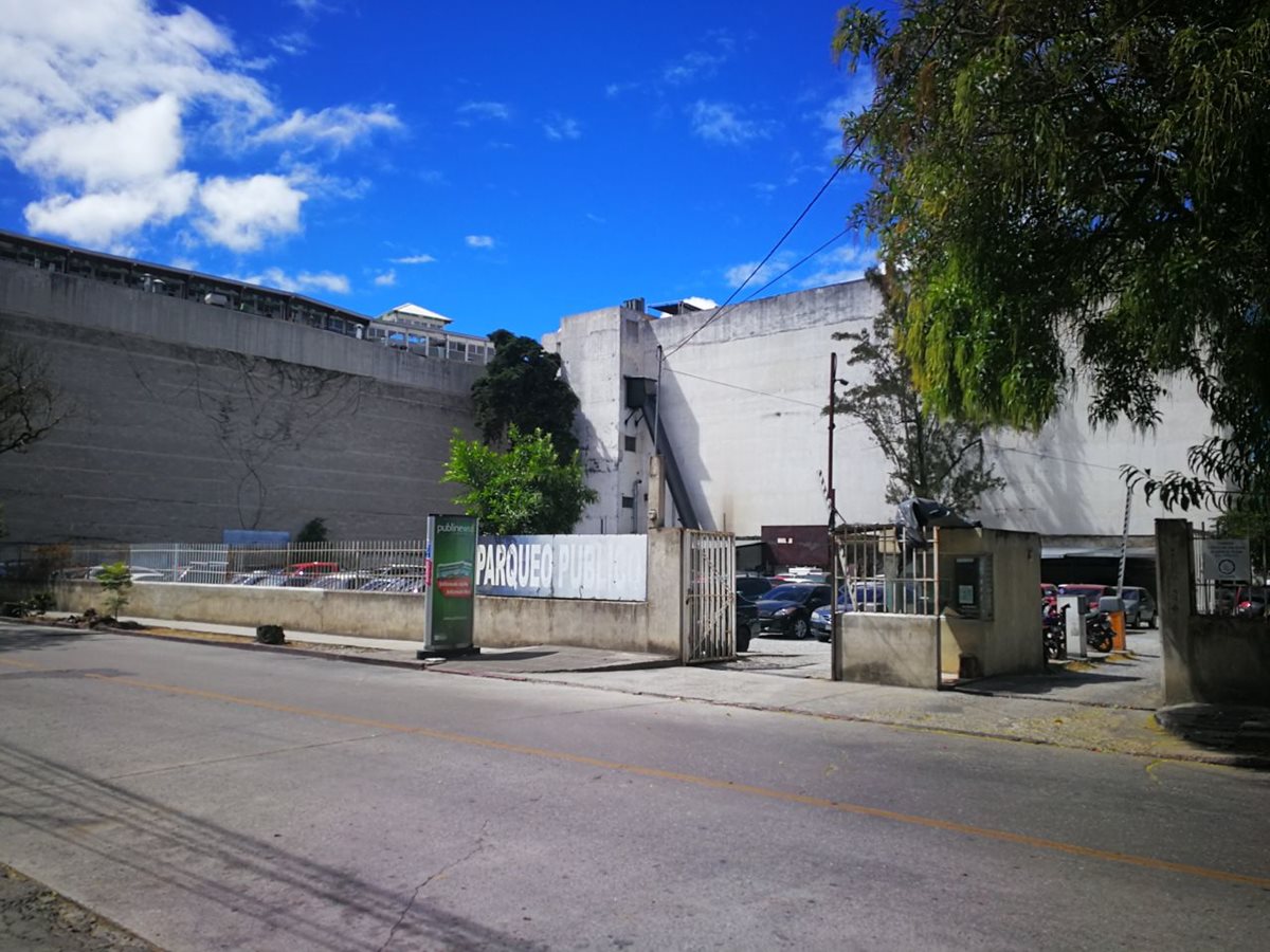 Parqueo en la zona 10 donde fue abandonado un vehículo que habrían utilizado delincuentes para robar un banco. (Foto Prensa Libre: HemerotecaPL)