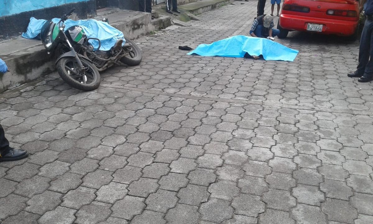 Los cuerpos quedaron tendidos sobre la banqueta y la calle. (Foto: Bomberos Voluntarios)