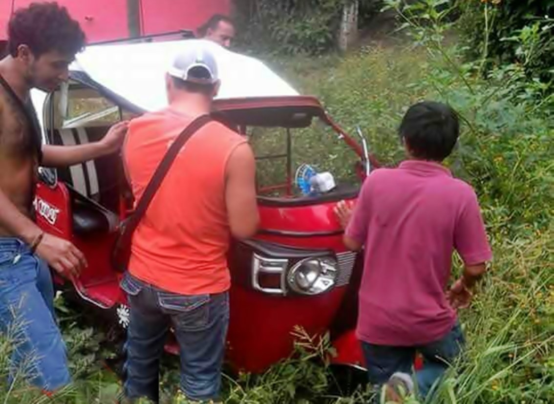 Mototaxi queda con daños luego de choque contra automóvil, en San Marcos. (Foto Prensa Libre: Bomberos Municipales Departamentales)