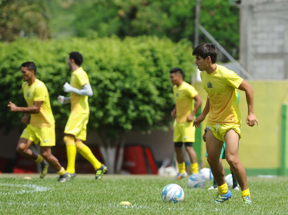 Luis de León durante la práctica de este martes en el estadio David Cordón Hichos. (Foto Prensa Libre: Francisco Sánchez)