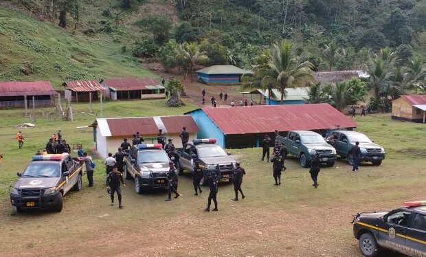 Agentes de la PNC llegan a la comunidad Monte Sinaí, donde se registró el doble crimen. (Foto Prensa Libre: Eduardo Sam).