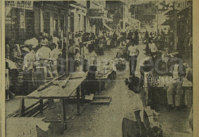 Centenares de vendedores ambulantes arman sus puestos en la quinta avenida entre 15 y 18 calles de la zona 1 en diciembre de 1961. (Foto. Hemeroteca PL)