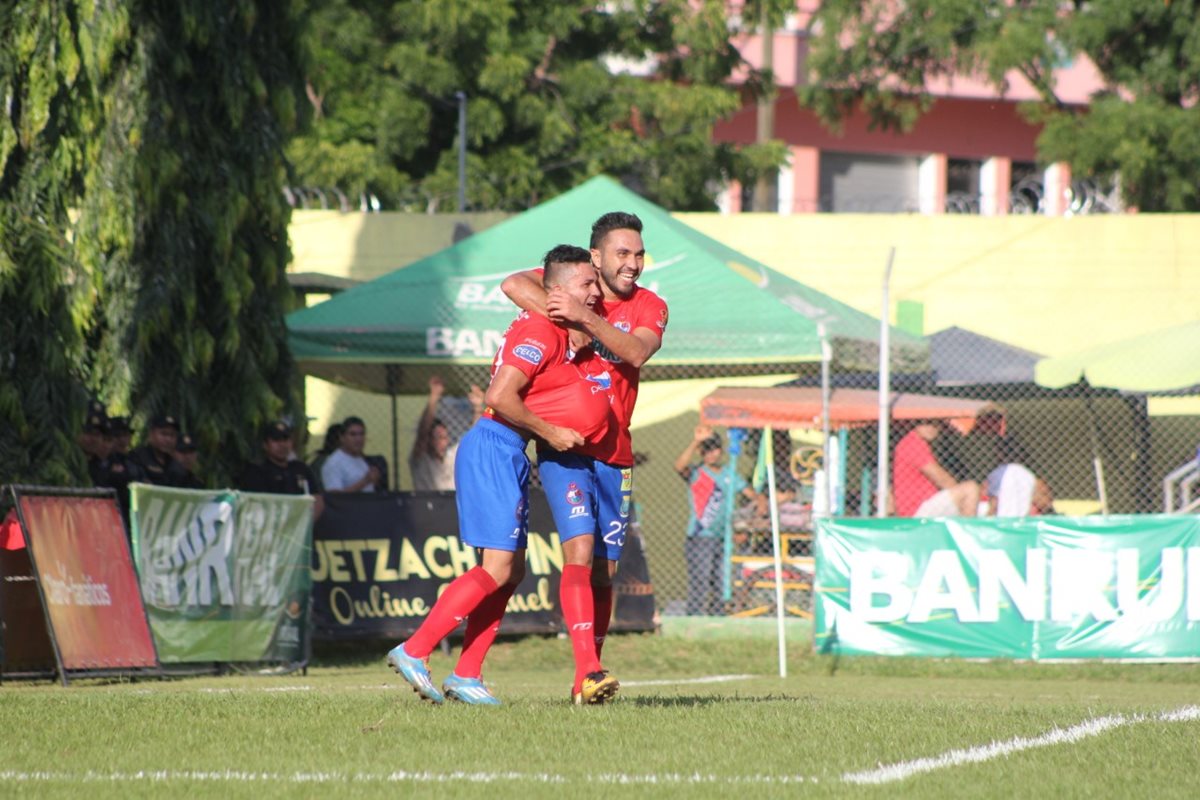 Bryan Lemus y Carlos Kamiani festejan el gol del triunfo de Municipal. (Foto Prensa Libre: Hugo Oliva)