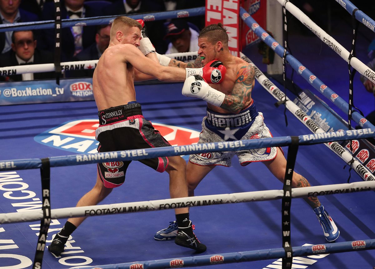 Orlando Cruz (derecha) en el combate frente a Terry Flanagan (Izauierda. (Foto Prensa Libre: AFP)