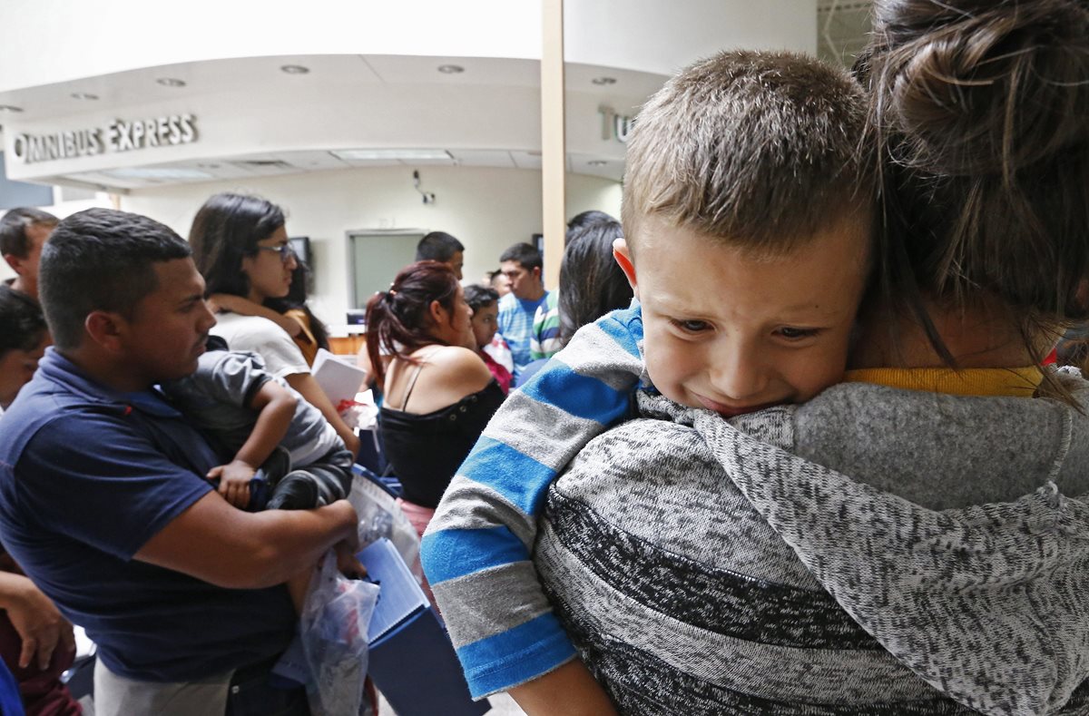 Las familias inmigrantes son procesadas sus datos personales en McAllen, Texas. (EFE)