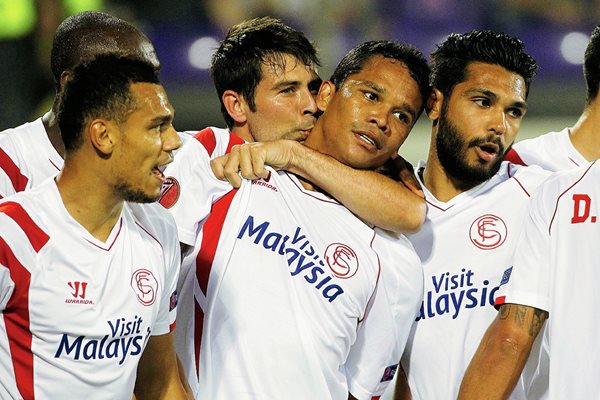 Carlos Bacca -centro- celebra con sus compañeros tras anotar ante la Fiorentina. (Foto Prensa Libre: AP).