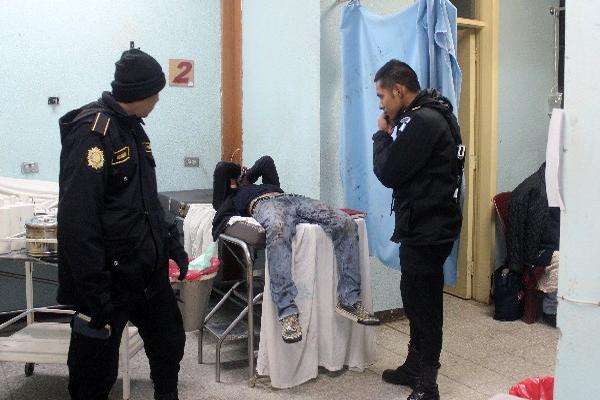 Policías custodian a Henry Vicente  Elías, uno de los presuntos involucrados en el hecho armado.