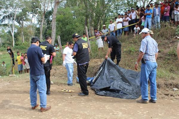 Autoridades cubren el cuerpo de Luis Fernando Sanabria Esquivel, quien fue ultimado en la aldea Los Limones, Gualán, Zacapa. (Julio Vargas)