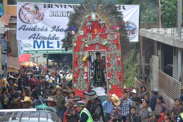 Procesión de San Antonio de Padua, en la feria cantonal del barrio San Antonio, Sololá. (Foto Prensa Libre, Édgar Sáenz)<br _mce_bogus="1"/>