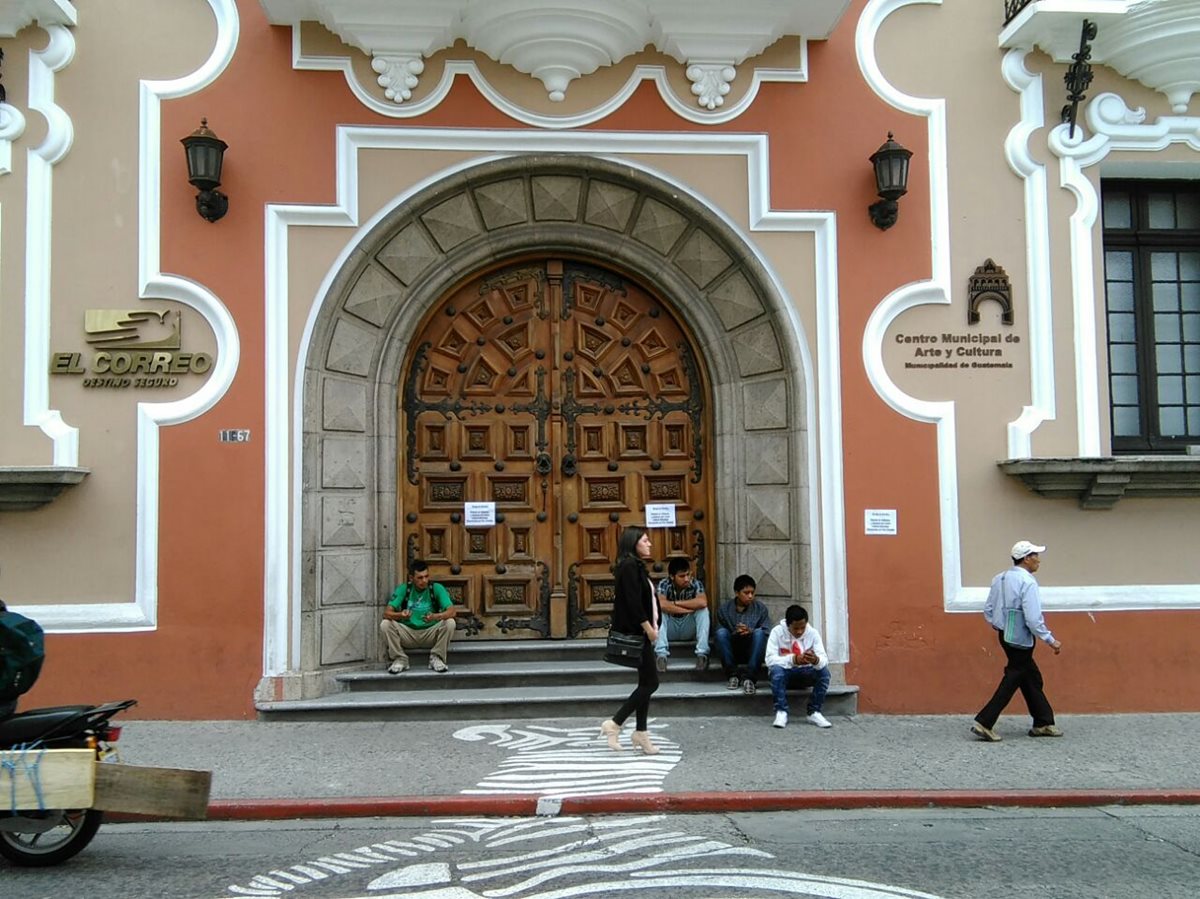 Las oficinas y agencias de atención al público de Correos cerraron a partir de este lunes, una de estas es en el edificio en la 12 calle y 7a. avenida zona 1. (Foto Prensa Libre: Estuardo Paredes)