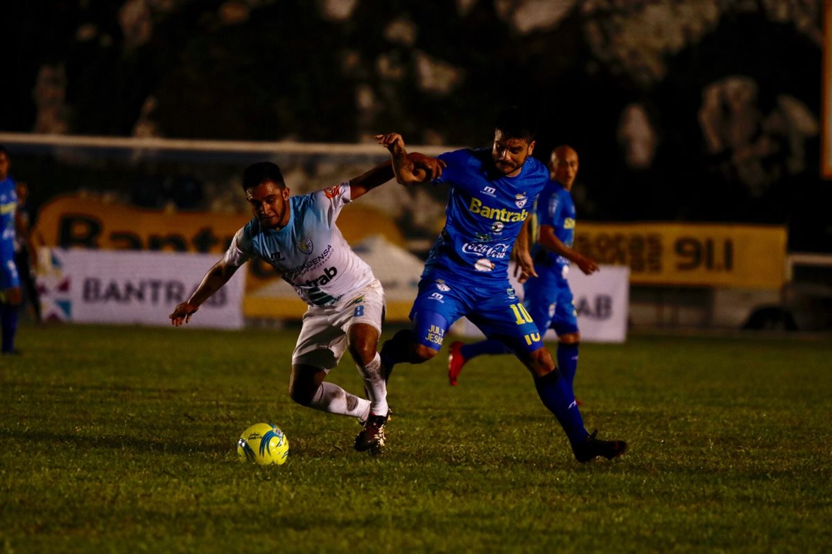 Benedicto Aldana controla el balón ante la marca de Edi Danilo Guerra. (Foto Prensa Libre: Eduardo Sam)