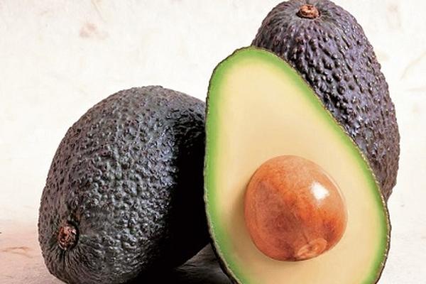 El aguacate contiene grasa monosaturada, que  ayuda a quemar la que está almacenada. (Foto Prensa Libre: Archivo)