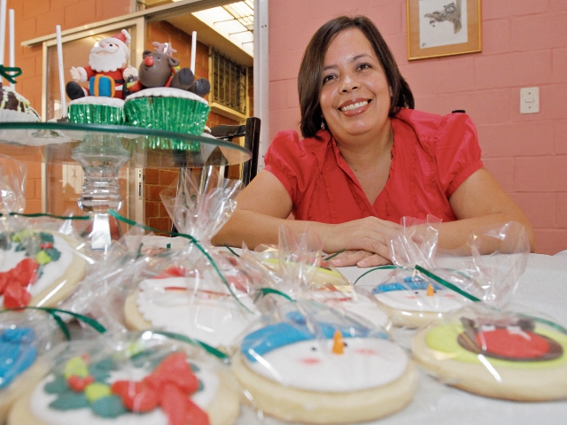 Sucely Galindo se preparó para emprender y por ahora desarrolla la preparación de la repostería en su hogar.