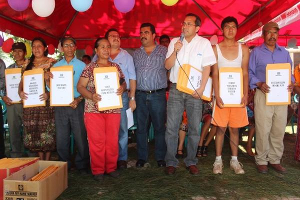 Vecinos de San Lorenzo reciben 193 títulos de propiedad (Foto Prensa Libre: DANILO LÓPEZ).