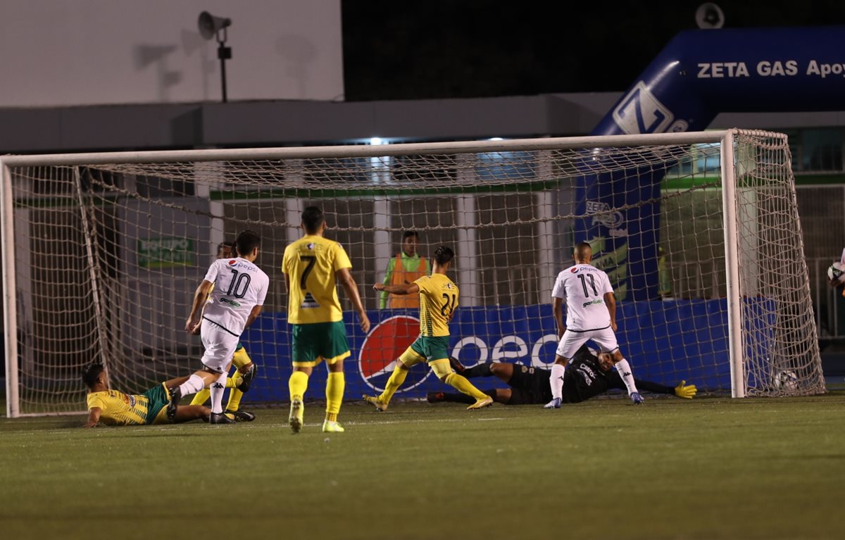 Haber derrotado al campeón Guastatoya, el sábado recién pasado, mantiene en puerto seguro a Comunicaciones, que depende de sí para avanzar a la fiesta grande del Apertura 2018 (Foto Prensa Libre: Francisco Sánchez)