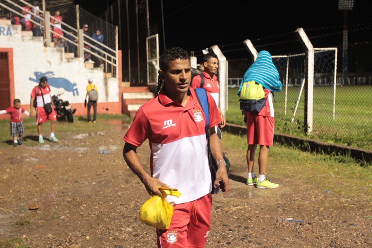 La fuerte lluvia impidió que se jugará el duelo entre Mictlán y Antigua. (Foto Prensa Libre: Cortesía Club Antigua GFC)