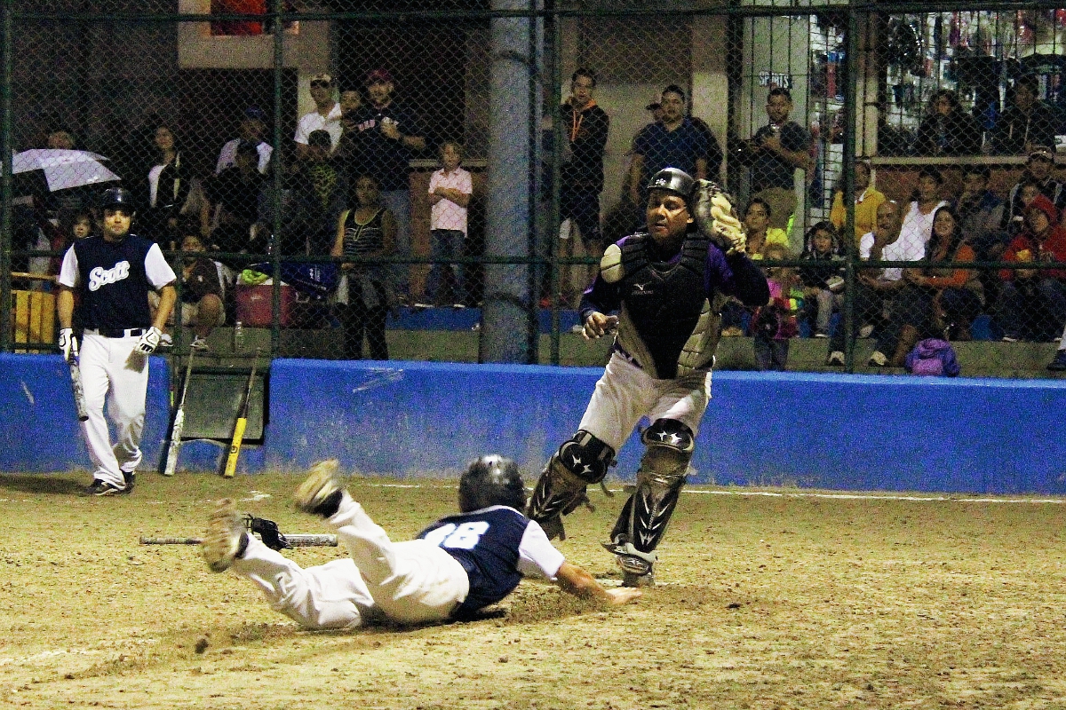 El objetivo de ambas escuadras es levantar la copa de campeón. (Foto Prensa Libre: Cortesía Asosoft)