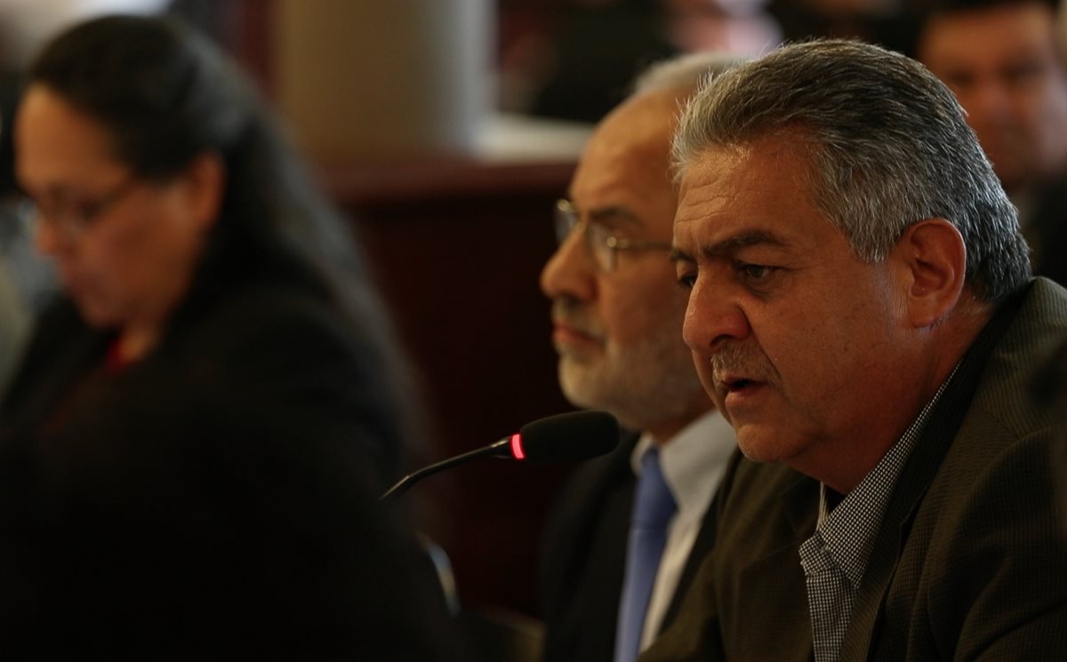 Jorge Mario Véliz, presidente de la Fedefut y Fernando Cáceres, presidente de la CDAG estuvieron presentes en la reunión con los Jefes de Bloque. (Foto Prensa Libre: Jorge Ovalle)