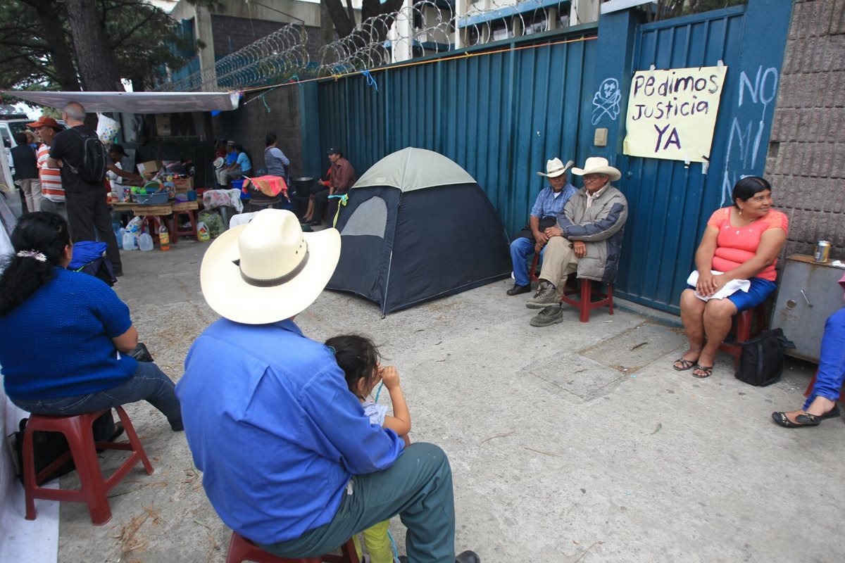 Manifestantes llevan 43 días frente al Ministerio de Energía y Minas.