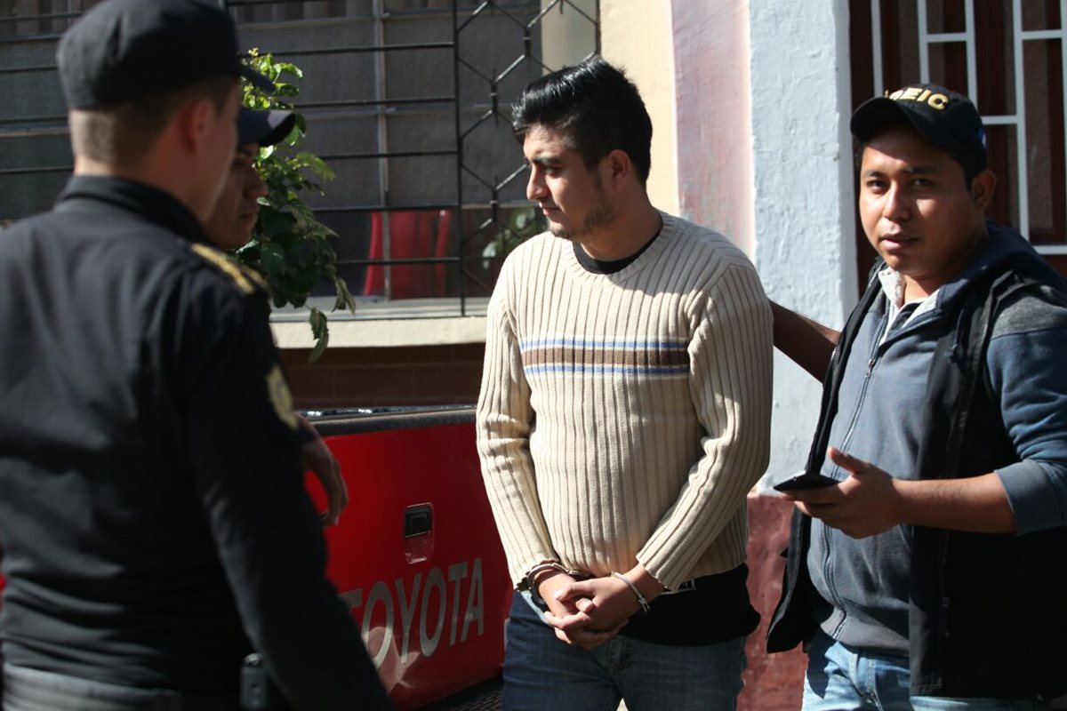 Rolando Ricardo Roldán es trasladado al Juzgado de Turno de la Torre de Tribunales. (Foto Prensa Libre: Érick Avila)