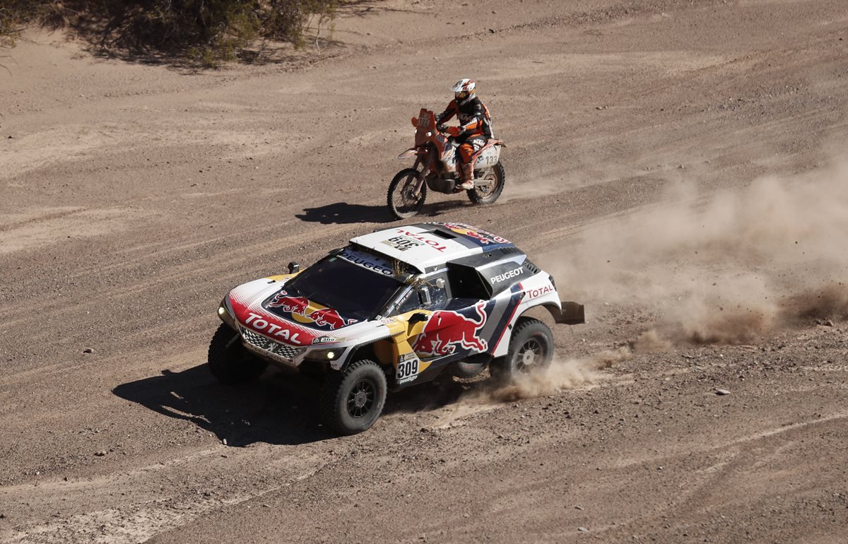 El francés Sebastien Loeb conduce su vehículo Peugeot. (Foto Prensa Libre: EFE)