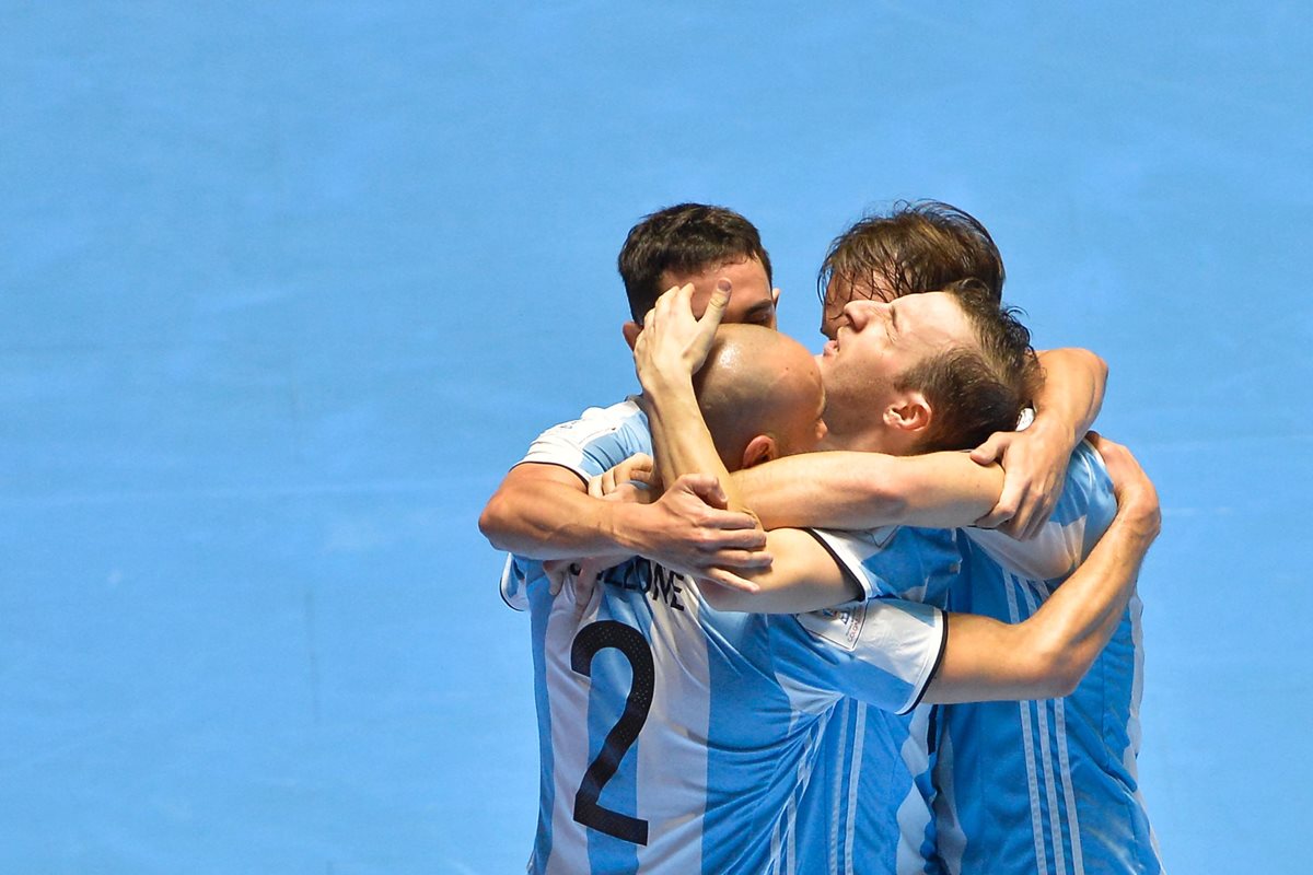 Los jugadores de la albiceleste festejan una de las anotaciones en la gran final. (Foto Prensa Libre: AFP)