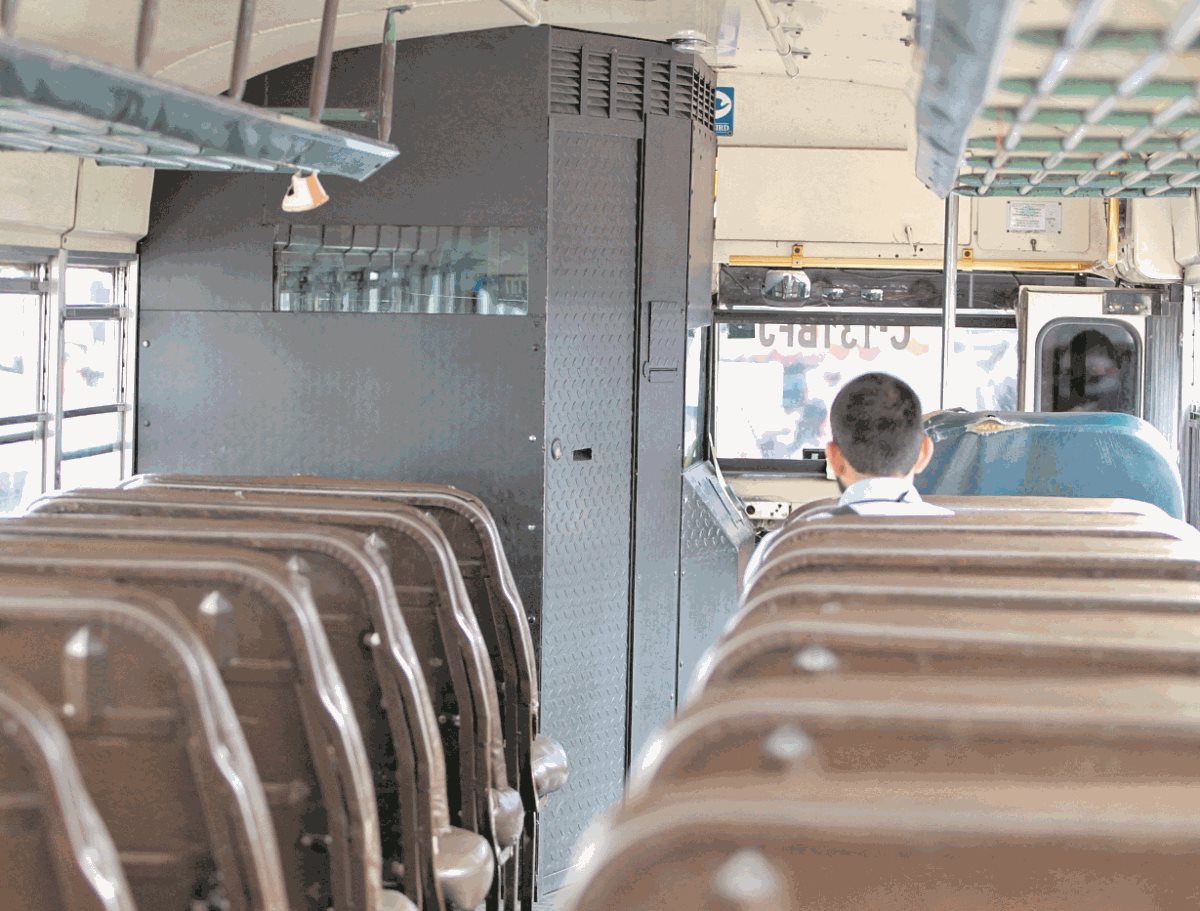 Desde 2016 algunos pilotos de la ruta hacia Peronia optaron por protegerse, ante los ataques armados de extorsionistas. (Foto Prensa Libre: Hemeroteca PL)