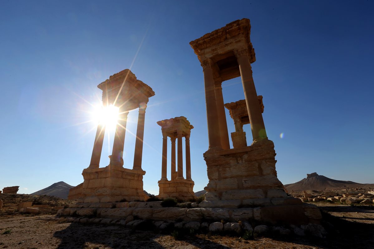 Los rayos del sol se cuelan en uno de los monumentos de Palmira, antigua ciudad siria. (Foto Prensa Libre: AFP).