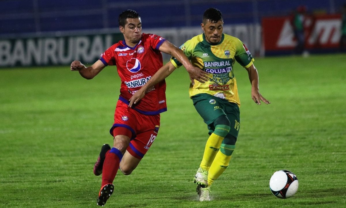 Xelajú en casa no logró ganarle el juego a Deportivo Sololá que  estuvo a punto de dejar afuera del Torneo de Copa a los chivos que con el empate avanzaron. (Foto Prensa Lilbre: Raúl Juárez) 