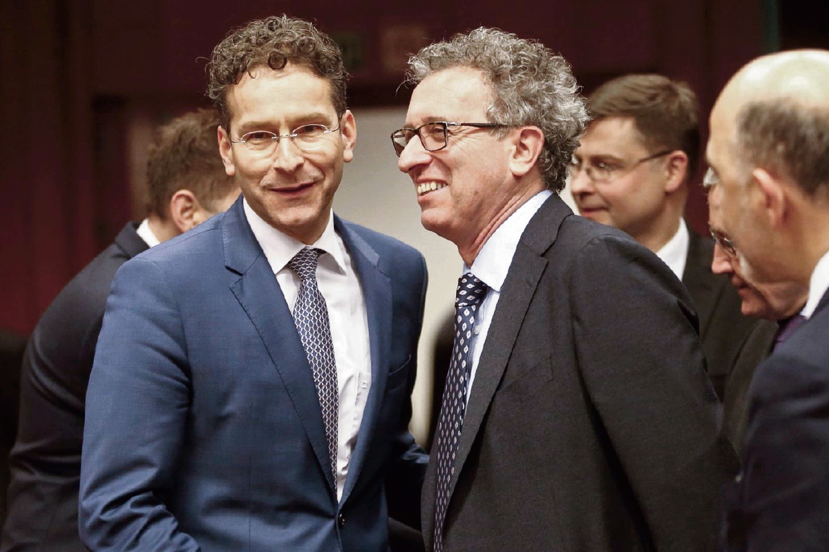 EL PRESIDENTE, del Eurogrupo, Jeroen Dijsselbloem, con el ministro de Finanzas de Luxemburgo, Pierre Gramegna, en Bruselas. (Foto Prensa Libre: EFE)