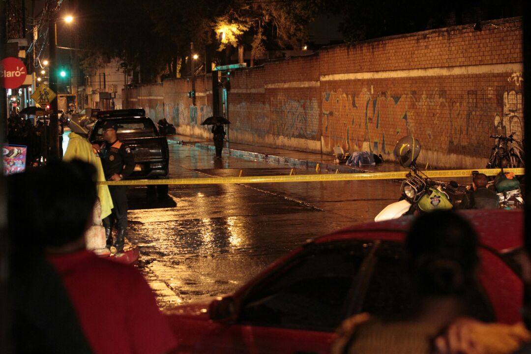 PNC resguarda el lugar donde murió Oliver Reginaldo Gómez Ramírez. (Foto: Carlos Hernández)