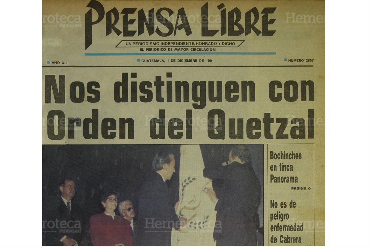 30/12/1991 Portada de Prensa Libre, donde el presidente Jorge Serrano coloca la orden del Quetzal. (Foto: Hemeroteca PL)
