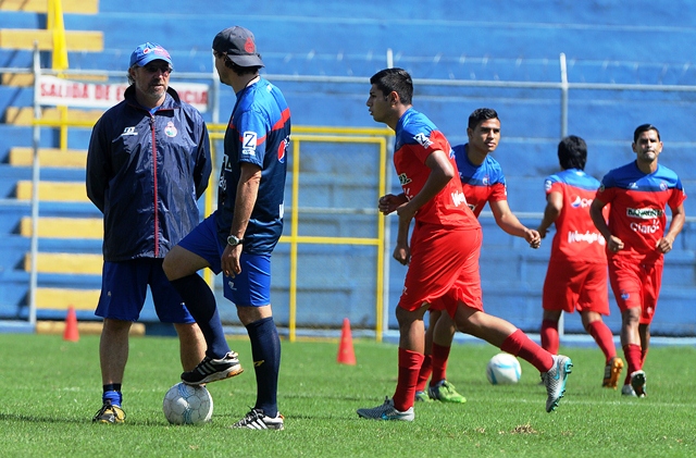 Gustavo Machaín (izquierda) habla con su asistente Martín Plachot, en el entreno de este martes de Municipal en el estadio del Trébol. (Foto Prensa Libre: Óscar Felipe Q.)