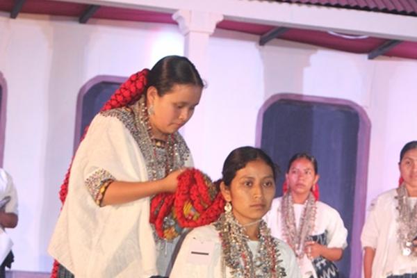 Gladys Maribel Col Sacrab, nueva Rabín Cobán, recibe la Cruz Patriarcal de Santo Domingo de Guzmán de manos de Bianka Yamilet de Jesús Mollinedo Chen. (Foto Prensa Libre: Ángel M. Tax)