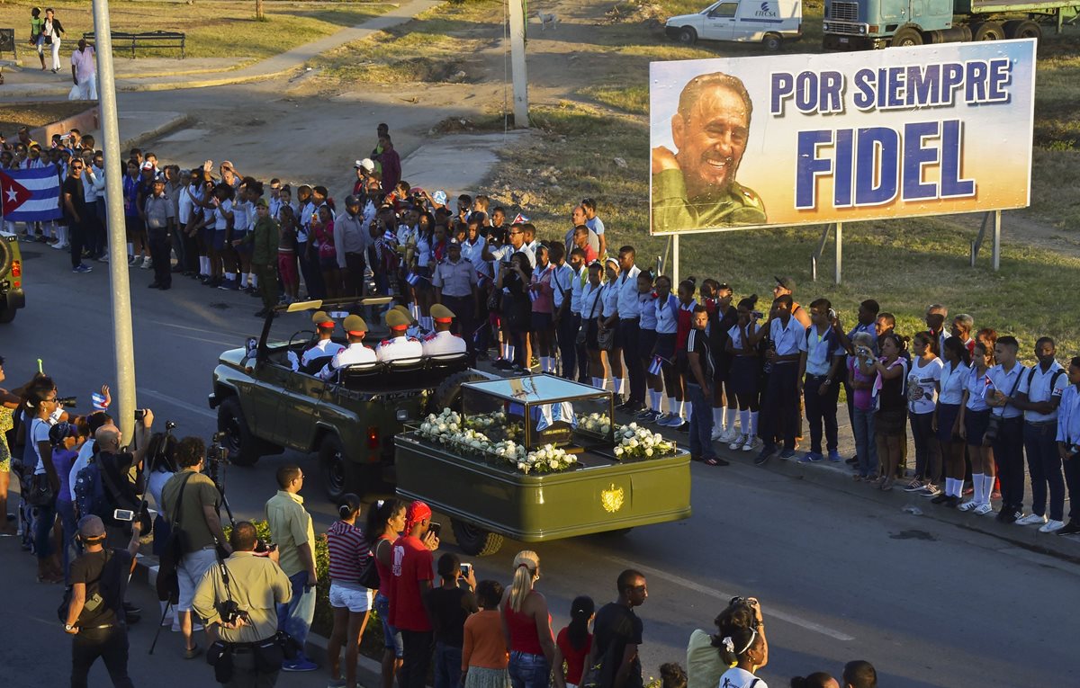 Cubanos asisten al paso de la urna con las cenizas de Fidel Castro en Santiago, Cuba. (Foto Prensa Libre:AFP).