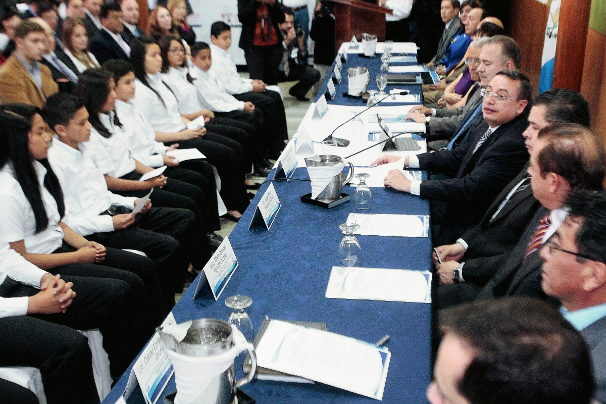 En una  actividad que se llevó a cabo en el   TSE, fueron juramentados los niños que  velaran por el proceso de  elecciones infantiles ( Foto Prensa Libre: Hemeroteca PL).