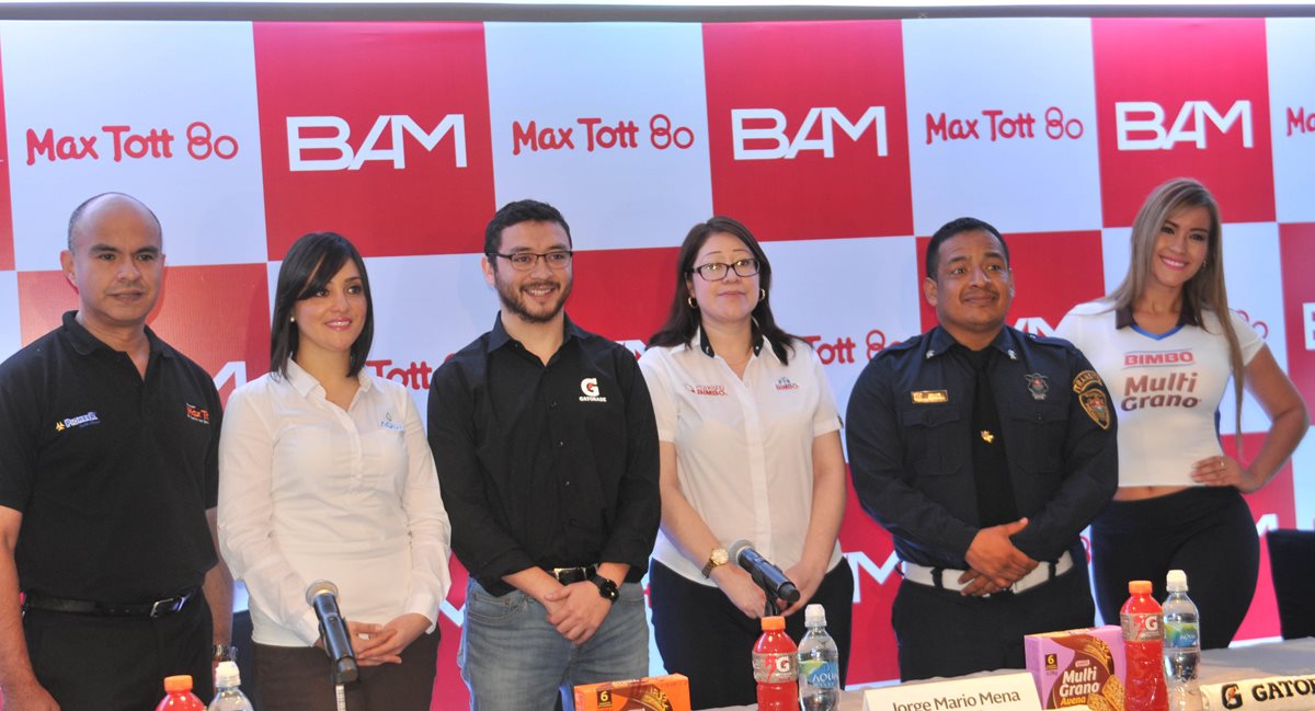 Carlos Tott, organizador de la carrera posa junto a los patrocinadores de la carrera. (Foto Prensa Libre: Gloria Cabrera)