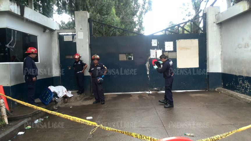 Según la Policía la víctima esperaba el momento para ingresar al penal y visitar a un reo cuando fue atacado. (Foto Prensa Libre: É. Ávila)