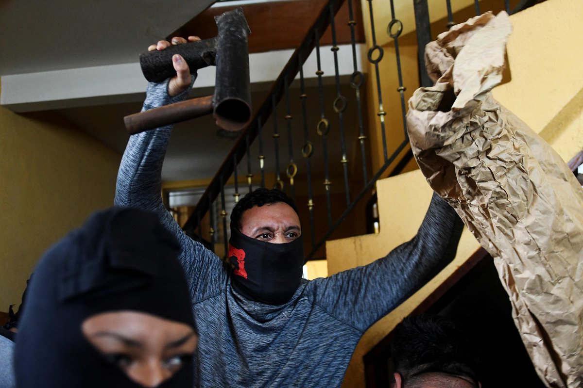 Los paramilitares de Ortega irrumpieron el lunes la Basílica de San Sebastián, en Diriamba, Nicaragua. (AFP)