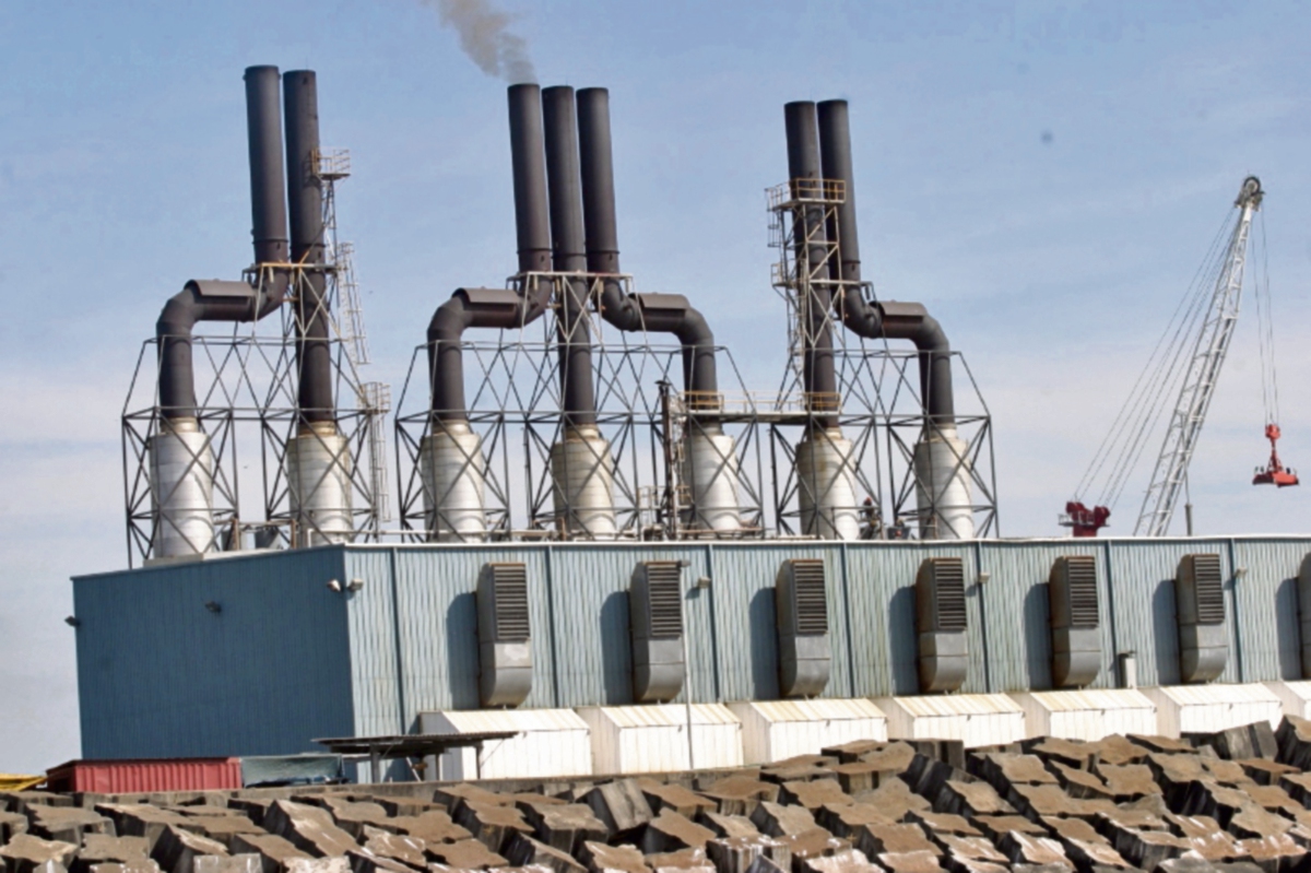Las plantas  de reserva, que generan  energía con búnker, están supliendo a las hidroeléctricas. (Foto Prensa Libre: ADOLFO MEJIA)