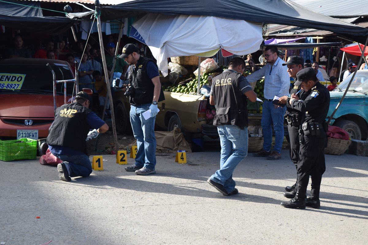 Fiscales del Ministerio Público recaban evidencias en el lugar del ataque armado. (Foto Prensa Libre: Dony Stewart)