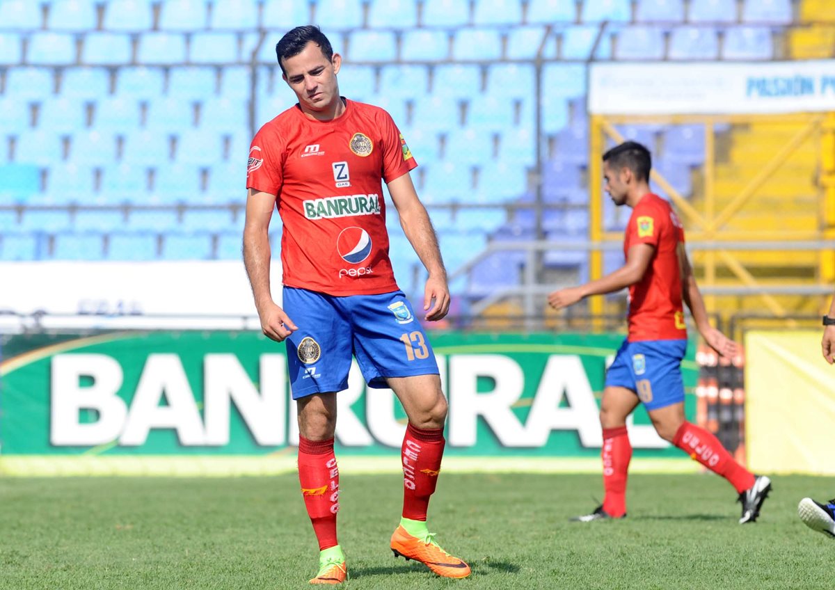 Frank de León falló una gran oportunidad de gol frente al arco. (Foto Prensa Libre: Jesús Cuque)