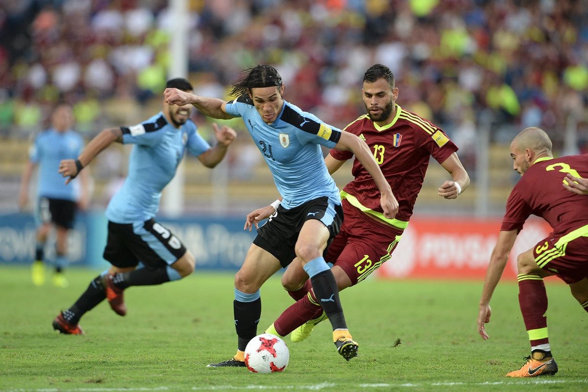 Venezuela frenó el olfato ofensivo de Edinson Cavani y Luis Suárez. (Foto Prensa Libre: AFP)