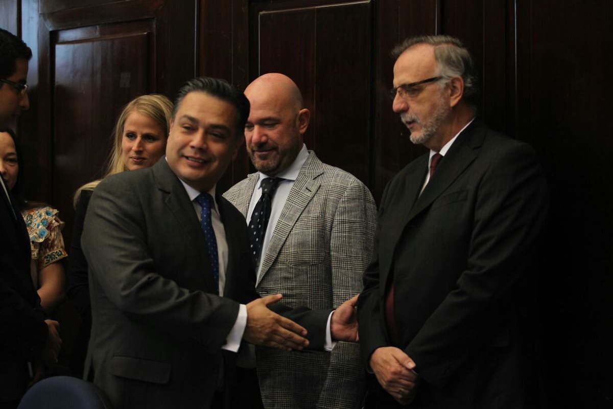 Javier Hernández, jefe del bloque FCN-Nación, extiende la mano a Iván Velásquez, jefe de la Cicig, previo a una reunión en el Congreso. (Foto Prensa Libre: Érick Ávila).