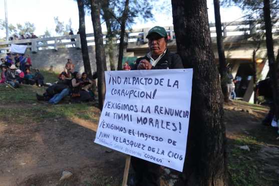 Manifestantes se dirigen hacia el Centro Histórico desde El Trébol.