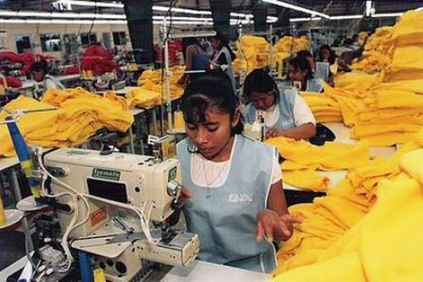 Imagen de referencia de las mujeres que trabajarían en la maquila de la cárcel y también obtendrían ingresos. (Foto Prensa Libre: Hemeroteca PL)