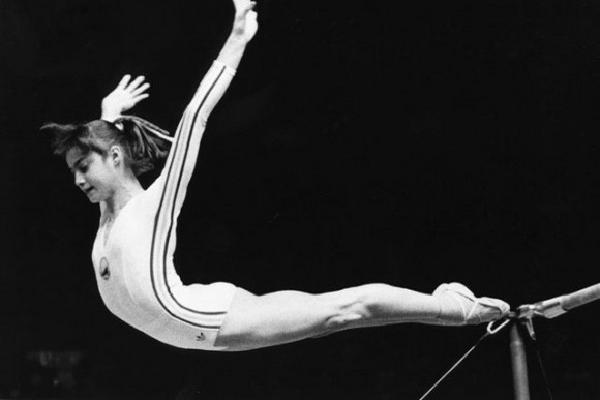 La rumana Nadia Comaneci hizo suya la perfección en la gimnasia. (Foto Prensa Libre: AS Color)<br _mce_bogus="1"/>