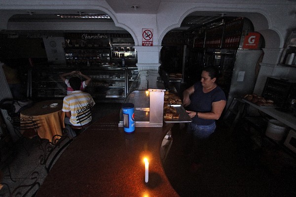 <span>Una mujer trabaja</span> <span>en una panadería</span> <span>durante</span> <span>un</span> <span>corte de electricidad</span><span>.(AFP).</span>