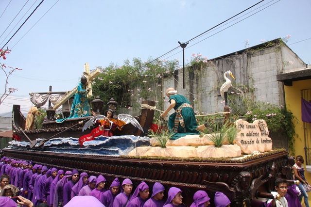 La Consagrada Imagen de Jesús Nazareno de la Dulce Mirada de Santa Ana, recorre las calles de la ciudad colonial. (Foto Prensa Libre: Renato Melgar)