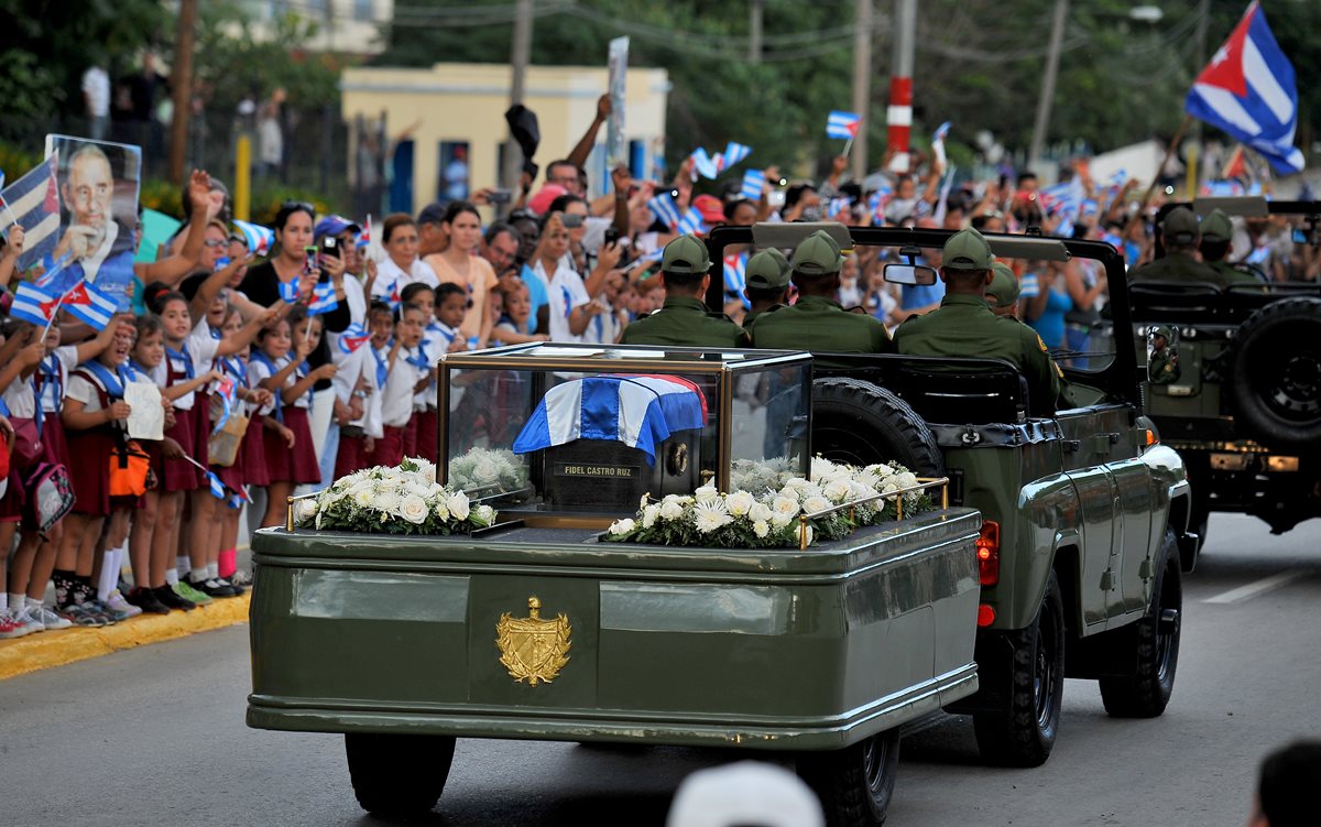 La urna con las cenizas de Fidel Castro en su arribo a Holguín, la tierra natal del líder revolucionario. (Foto Prensa Libre: AFP).